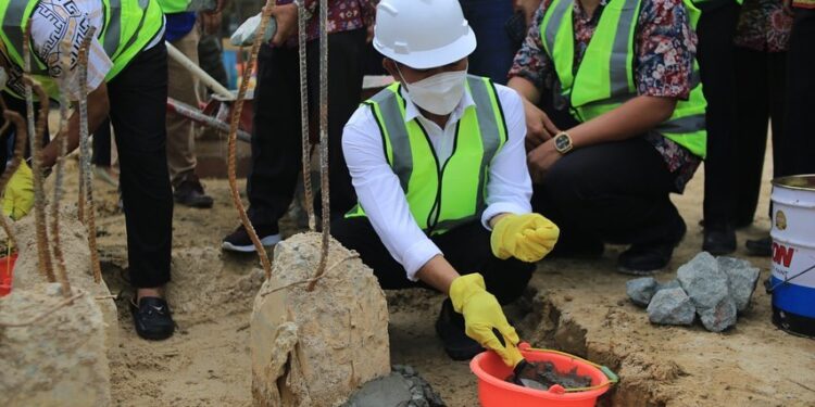 Pemkot Bangun Gedung Tiga Lantai untuk SMPN 14, Wali Kota Lakukan Peletakkan Batu Pertama Dimulainya Pembangunan