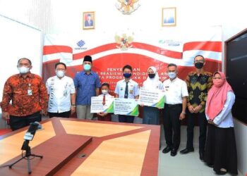 Serahkan Beasiswa Pendidikan, Wali Kota Imbau Masyarakat Ikut Jaminan Sosial Ketenagakerjaan