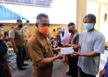 Wali Kota Khairul Serahkan Bantuan Warga Korban Kebakaran Selumit Pantai