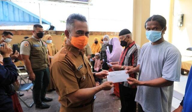 Wali Kota Khairul Serahkan Bantuan Warga Korban Kebakaran Selumit Pantai