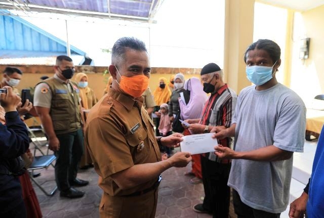 Wali Kota Khairul Serahkan Bantuan Warga Korban Kebakaran Selumit Pantai