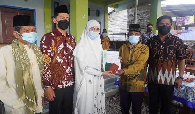 Safari Ramadan di Tulin Onsoi, Bupati Laura Serahkan 35 Buku Nikah