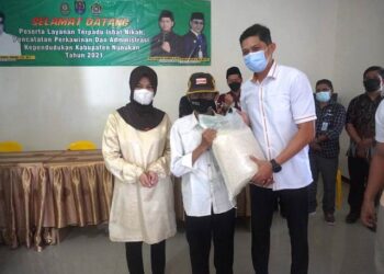 Gelar Safari Ramadhan, Bupati Laura Bagi Sembako ke Masyarakat Kurang Mampu