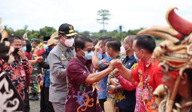 Kedatangan Gubernur dan Wagub Kaltara Disambut Antusias Masyarakat Malinau