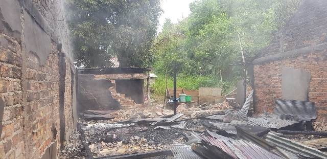 Rumah Milik Pengusaha Batu Bata Dilahap Api