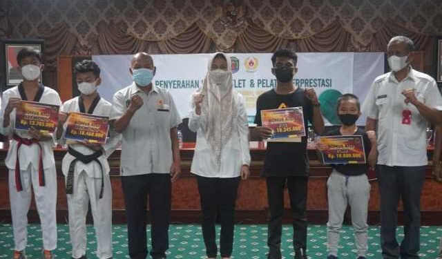 Bupati Laura Serahkan Bonus Atlet dan Pelatih Berprestasi