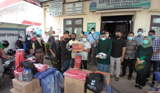 Wali Kota Khairul Serahkan Bantuan Warga Terdampak Kebakaran di Kelurahan Gunung Lingkas
