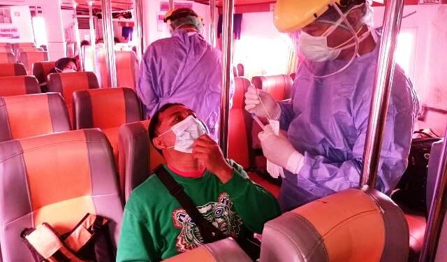 Kru Kapal dan Penumpang Diperiksa dengan Rapid Test Antigen