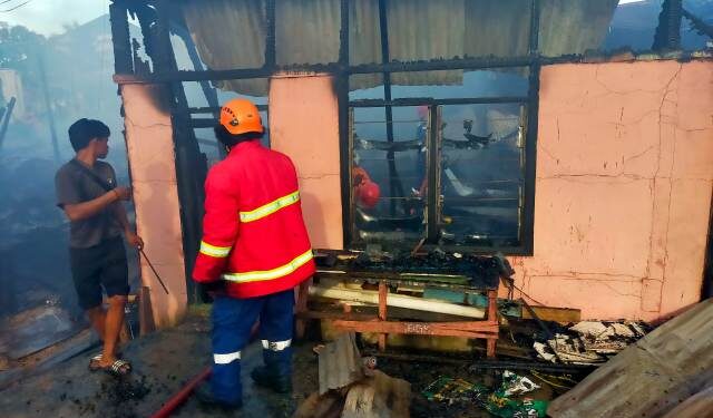 Kebakaran di Jalan Bengkirai Hanguskan 7 Rumah, 65 Jiwa Terdampak