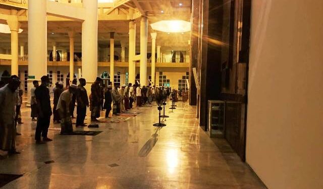 Sikapi Gerhana Bulan Total, Kaum Muslimin Salat Gerhana di Masjid Baitul Izzah Islamic Center
