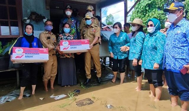 Gubernur dan Wagub Tinjau Lokasi Banjir di Malinau, Pemprov Kaltara Distribusikan Bantuan Makanan
