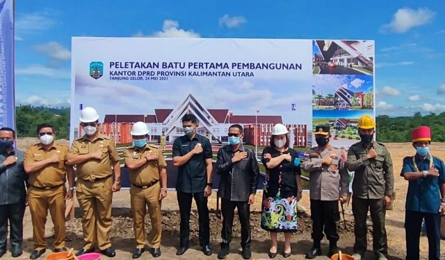 Gubernur Zainal Lakukan Peletakkan Batu Pertama Dimulainya Pembangunan Gedung DPRD Kaltara