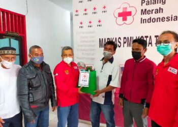 PMI Cabang Tarakan Salurkan 50 Paket Kepada Penggali Kubur di Hari Palang Merah Internasional