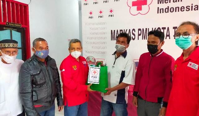 PMI Cabang Tarakan Salurkan 50 Paket Kepada Penggali Kubur di Hari Palang Merah Internasional