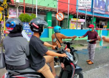Bantu Pemerintah Cegah Penularan Covid-19, Lapas Tarakan Bagi Masker Kepada Pengendara