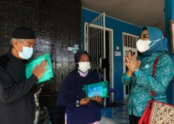 Gencarkan Aksi Penanganan Covid-19, Rachmawati Zainal dan TP-PKK Kaltara Bagi Masker