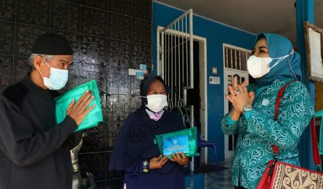 Gencarkan Aksi Penanganan Covid-19, Rachmawati Zainal dan TP-PKK Kaltara Bagi Masker