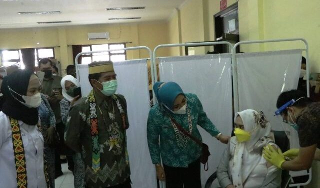 Gubernur Zainal Hadiri Pencanganan Vaksinasi Ibu Hamil hingga Salurkan Bansos