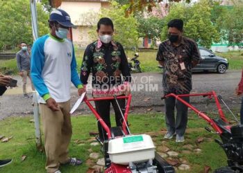 Wabup Hanafiah Serahkan Bantuan Cultivator Kepada 8 Kelompok Tani