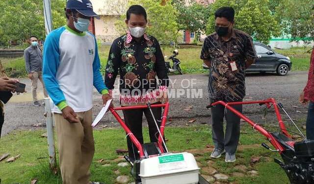 Wabup Hanafiah Serahkan Bantuan Cultivator Kepada 8 Kelompok Tani