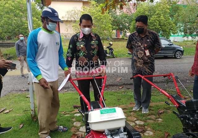 Wabup Hanafiah Serahkan Bantuan Cultivator Kepada 8 Kelompok Tani