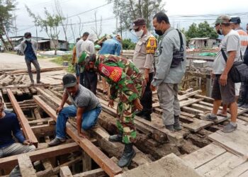 Bangun Kebersamaan, Babinsa Tarakan Timur Bantu Perbaikan Jembatan
