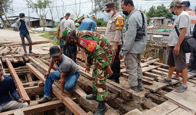 Bangun Kebersamaan, Babinsa Tarakan Timur Bantu Perbaikan Jembatan