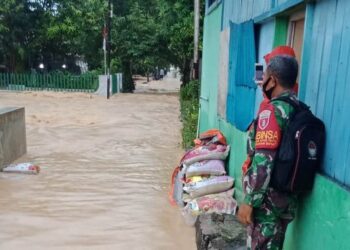 Waspada Banjir, Babinsa Koramil 0907/03 Tarakan Barat Cek Ketinggian Air di Wilayahnya