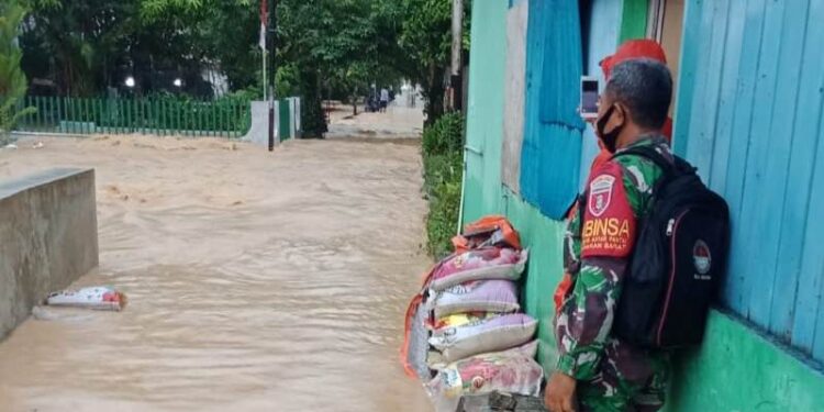 Waspada Banjir, Babinsa Koramil 0907/03 Tarakan Barat Cek Ketinggian Air di Wilayahnya