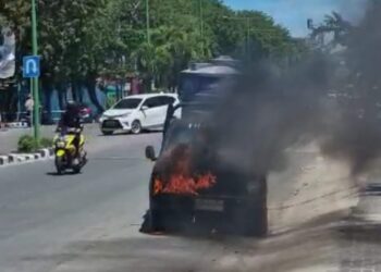 Mobil Pickup Terbakar di Jalan Mulawarman, Pengendara Berhasil Diselamatkan