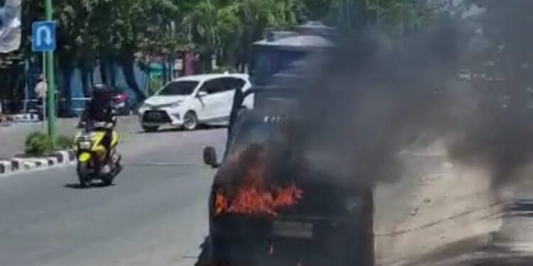 Mobil Pickup Terbakar di Jalan Mulawarman, Pengendara Berhasil Diselamatkan