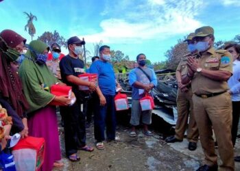 Sambangi Warga Terdampak Kebakaran di Desa Malinau Hilir, Gubernur Zainal Serahkan Bantuan Pemprov Kaltara
