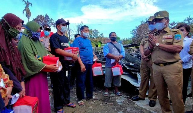 Sambangi Warga Terdampak Kebakaran di Desa Malinau Hilir, Gubernur Zainal Serahkan Bantuan Pemprov Kaltara
