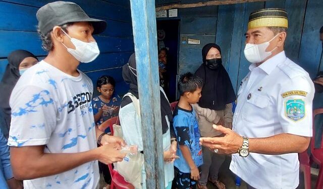 Serahkan Bantuan Kebakaran di Tarakan, Gubernur Zainal: Kita Wajib Menolong Ketika Warga Ditimpa Musibah