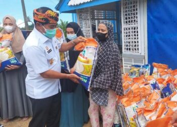 Warga Kampung Satu Terima Bantuan Gubernur Kaltara
