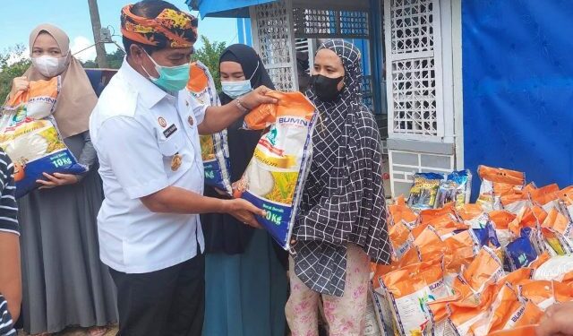 Warga Kampung Satu Terima Bantuan Gubernur Kaltara
