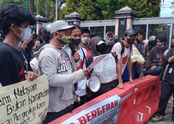 Massa Tolak Pembangunan Pagar Pembatas di Kawasan Wisata Pantai Amal