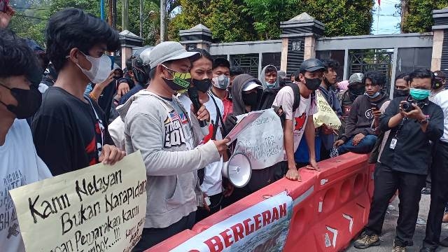 Massa Tolak Pembangunan Pagar Pembatas di Kawasan Wisata Pantai Amal