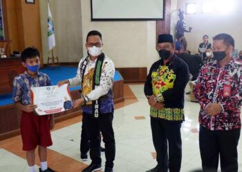 Serap Aspirasi Masyarakat dengan Pemkab Malinau, Hasan Basri Serahkan Beasiswa PIP Secara simbolis