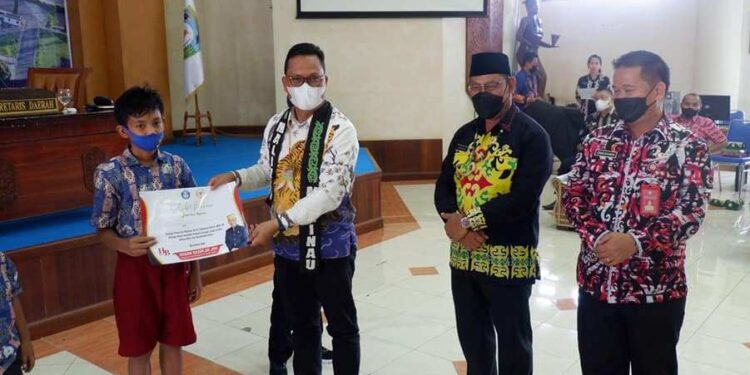 Serap Aspirasi Masyarakat dengan Pemkab Malinau, Hasan Basri Serahkan Beasiswa PIP Secara simbolis