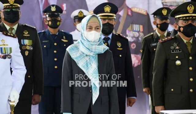 Bupati Laura Hadiri Upacara HUT ke-76 TNI Secara Virtual