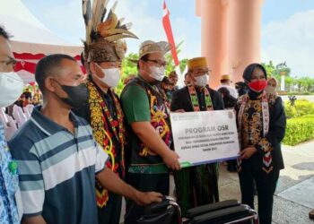 HUT ke-22 Nunukan, BPJS Kesehatan Tarakan Sumbang 20 Kursi Roda, Bupati Laura Launching Syal Manik–manik