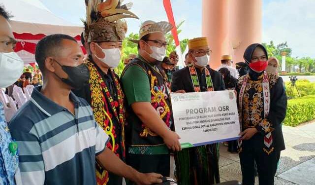 HUT ke-22 Nunukan, BPJS Kesehatan Tarakan Sumbang 20 Kursi Roda, Bupati Laura Launching Syal Manik–manik