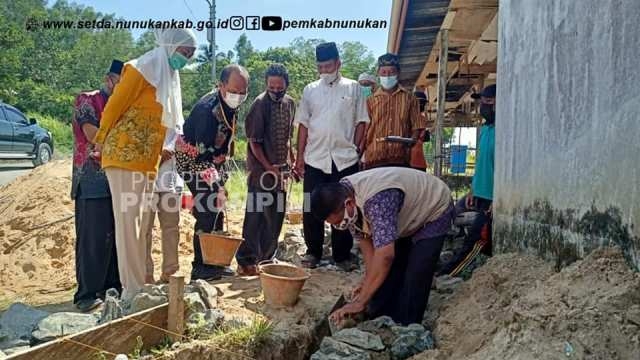 Bupati Laura Kagum dan Terharu Atas Upaya Warga Bangun Masjid dengan Kerja Bhakti