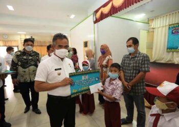 1.000 Siswa Kurang Mampu Terima Beasiswa Transisi, Wali Kota Khairul Komitmen Realisasikan Tiap Tahun