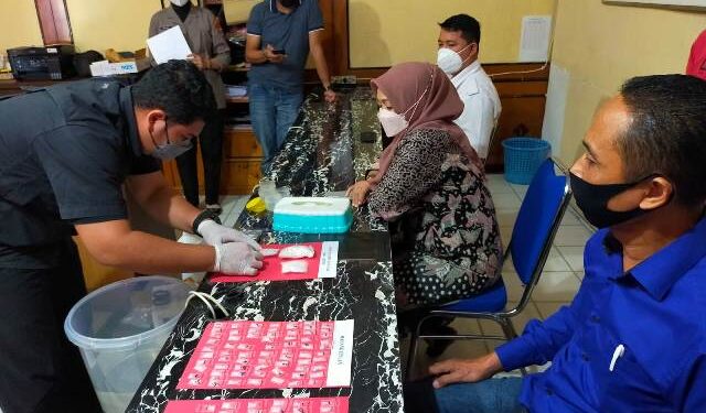 Patroli Polisi Temukan 121 Bungkus Sabu Tak Bertuan di Dalam Dompet