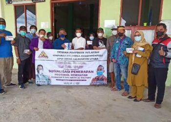 Sosialisasikan Prokes, DPW HIKMA Kaltara Bagi Masker ke Masjid Al-Mubarak