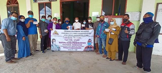 Sosialisasikan Prokes, DPW HIKMA Kaltara Bagi Masker ke Masjid Al-Mubarak
