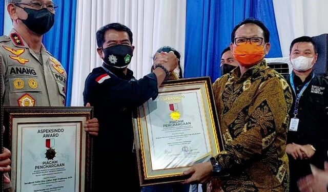 Gubernur Zainal Raih Penghargaan Kategori Tokoh Penjaga Pulau Perbatasan di Munas Aspeksindo