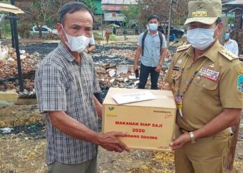 Serahkan Bantuan, Gubernur Zainal Ingatkan Masyarakat Selalu Waspada